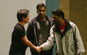 SSL.com-vd Leo Grove (till vänster) gratulerar Hussain Mucklai (mitt) och Revanth Pobala (till höger), vinnare av "Best SSL Spider" -utmaningen vid årets CodeRED-hackathon.